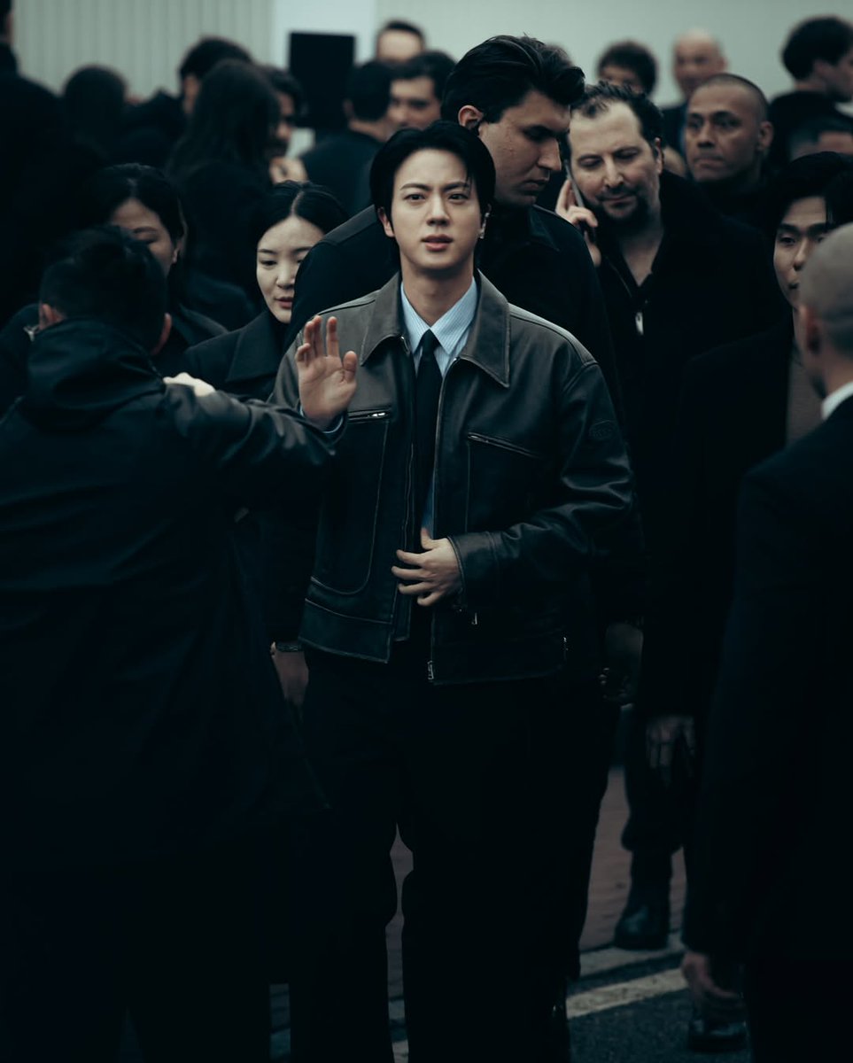 lessencestudios's tweet photo. Gucci global brand ambassador, Jin of BTS, arriving at today’s Gucci Fall/Winter 2025 show during Milan Fashion Week.

#JIN #진 #BTS #JinxGucci #GucciFW25 https://t.co/vQHcie3nHS