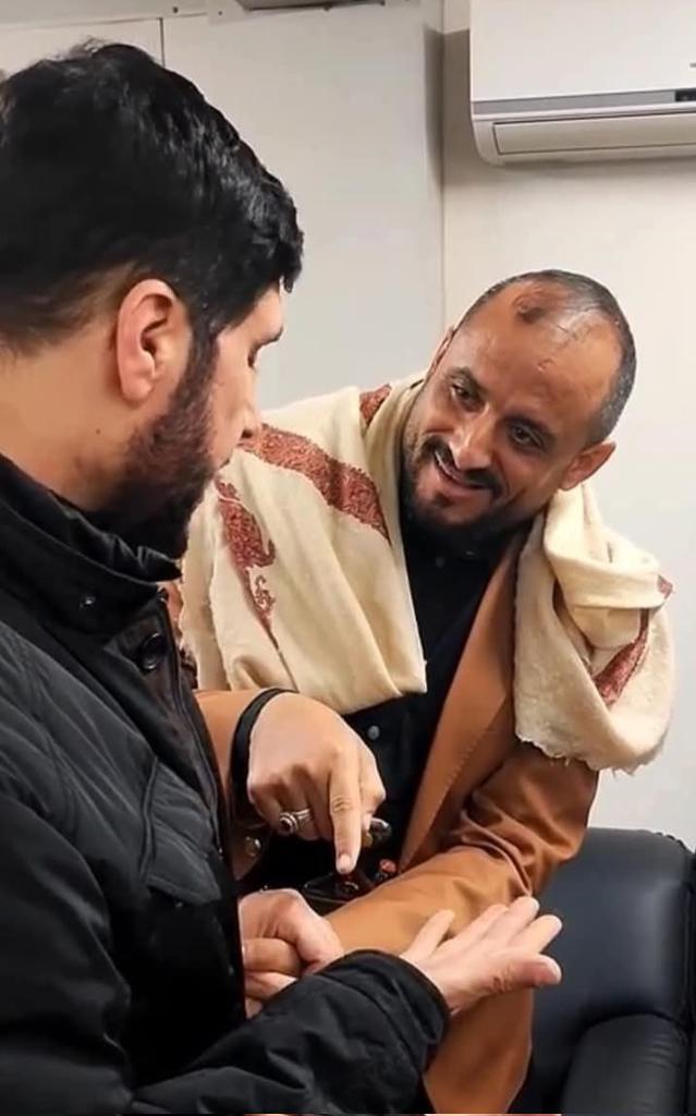 نقبل التراب الي داست  علية اقدام السيد وبكل فخر واعتزاز... 
فما بالك باليد الي تباركت فيه عشرات  السنين ..! 💚