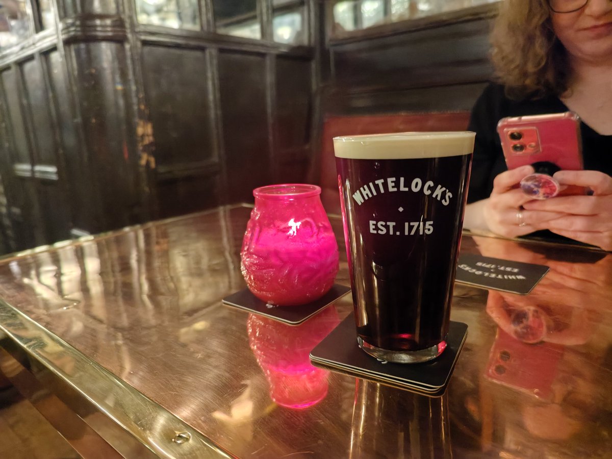 Whitelock's, Leeds 🏴󠁧󠁢󠁥󠁮󠁧󠁿 Unusually quiet at a pub most people know for being a pain to get seated. Waiting for a train. The largest city in Europe with no mass transit, which means a 70 minute gap between suburban trains. Well, we know it doesn't have to mean that but lol, England👍