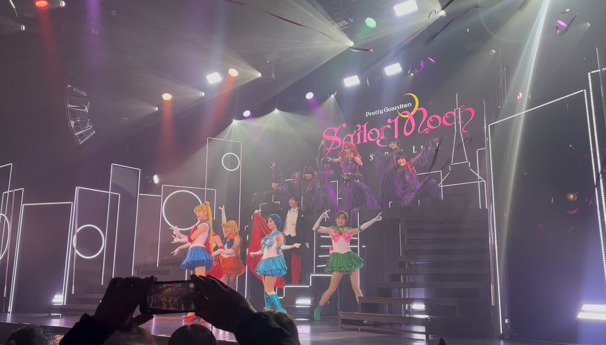 my_usawa's tweet photo. 2018年の東京プレビュー公演以来のTHE SUPER LIVE💡in London 🇬🇧
久しぶりあの世界観にいられて最高だった…
まさかロンドンで観劇ができるなんて😭
冒頭からyou’re my universe 流れた時はちょっと泣いたし、ライブパートでla soldier もあって満足感◎
#SailorMoonTheSuperLive https://t.co/sGZWWuotXw