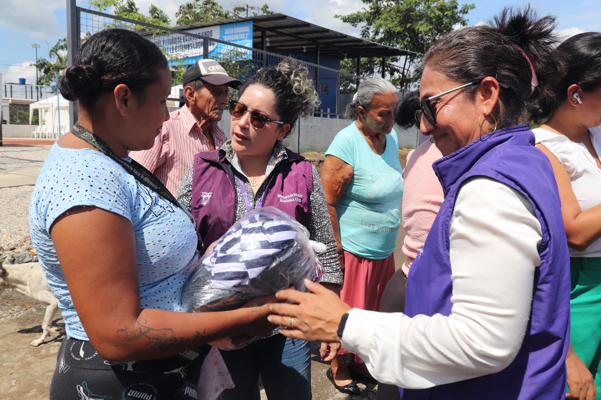 Zona5Inclusiva's tweet photo. #Milagro | Un equipo de la #Zona5Inclusiva del #Mies junto a la @goberguayasec se trasladaron a "Margarita 2" y "Nueva Unida Sur" para entregar 100 kits de ropa a los afectados por la época invernal y a la vez conocer las necesidades de estos sectores

#ElNuevoEcuadorResuelve https://t.co/HzFXGbW4Il