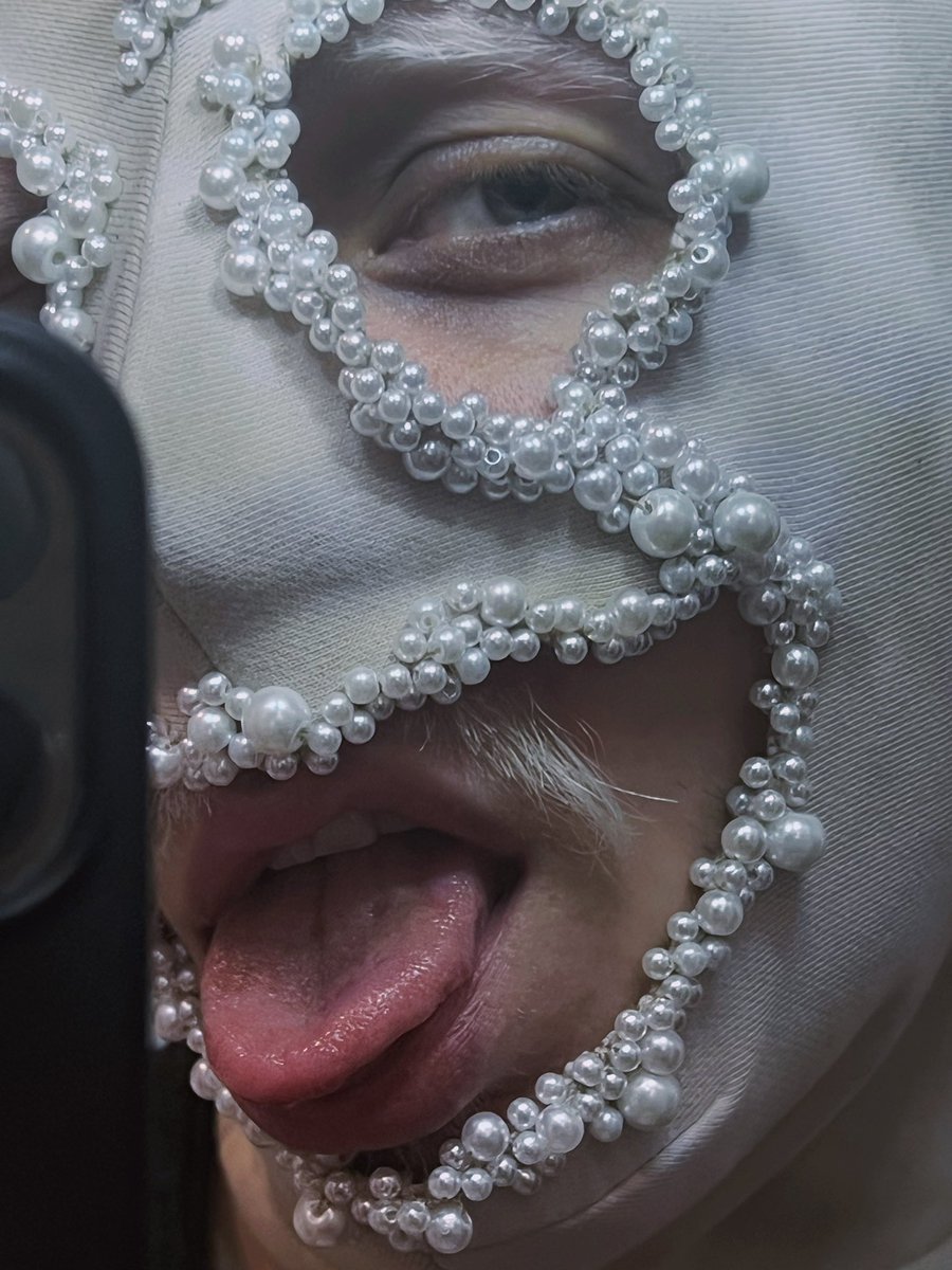 vonkazanowsky's tweet photo. Who needs pearl necklace, When you can have pearl mask? 🐚 https://t.co/Am7EBKuudf