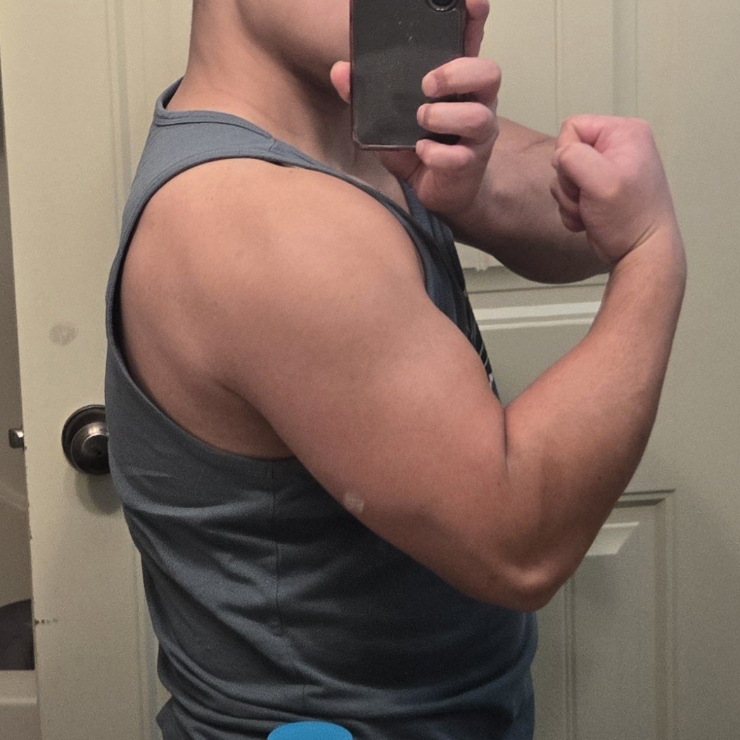 I'm a 5'2 dude that went from XS to now L in shirt size. Seeing the work pay off is super cool
132 lbs to 165