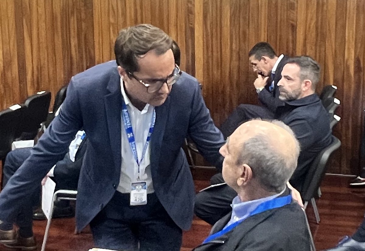 juanjo_ramos's tweet photo. Resumen #JuntaCDT
🏆 Rayco gana, Garrido se lo permite.
🔚 El sindicado pierde porque Garrido ha votado en un sentido con sus acciones sindicadas y en el contrario con las extrasindicado que controla.
🃏 La clave para dejar a Rayco 3-2 dentro del consejo ha sido la acción social de responsabilidad que ha desactivado a Samuel G. Abril como posible consejero y la votación en contra a la entrada de Paco Mares en su sustitución. En ambos casos, con los votos de Rayco + Garrido.
💬 Los colectivos @CdtPeq @Ublanquiazul y @fpcdtenerife han aceptado no pedir la acción social contra Pozas, Guerrero y Aula aduciendo que no saldrían adelante en la votación. Los hombres de Garrido quedan, por ahora, sin responsabilidad.
🆕 Y ahora Info @DeportesCopeTfe | El acuerdo recoge la no solicitud de convocatoria de juntas hasta final de temporada por parte de Garrido (aunque sus allegados dicen que presentará una este viernes).
Se da así tiempo a un acuerdo para la compra de acciones de Rayco a Garrido, paso imprescindible para dotar de estabilidad al proyecto.
⏰ Mañana a las 9:00, primera reunión del nuevo consejo. Falta elegir presidente y a un sexto consejero (por cooptación).