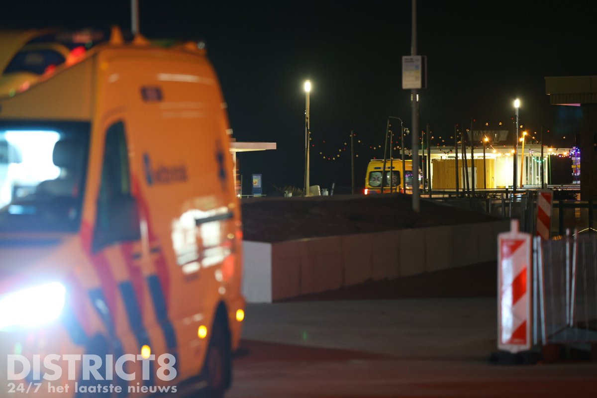 RedactieD8's tweet photo. Er zijn zeker 12 gewonden gevallen bij het incident op De Pier, waaronder twee medewerkers van de ambulancedienst. Zij en de andere slachtoffers zijn naar het ziekenhuis vervoerd. #DePierSuites #Strandweg #DenHaag https://t.co/tGx9S5673Z