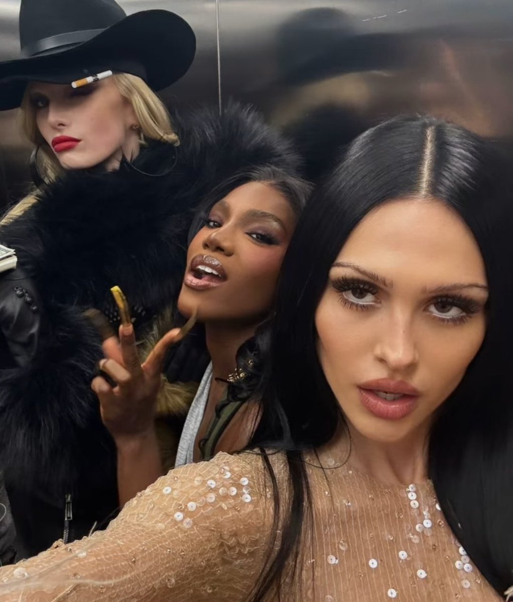 alex consani, doechii and amelia gray ★