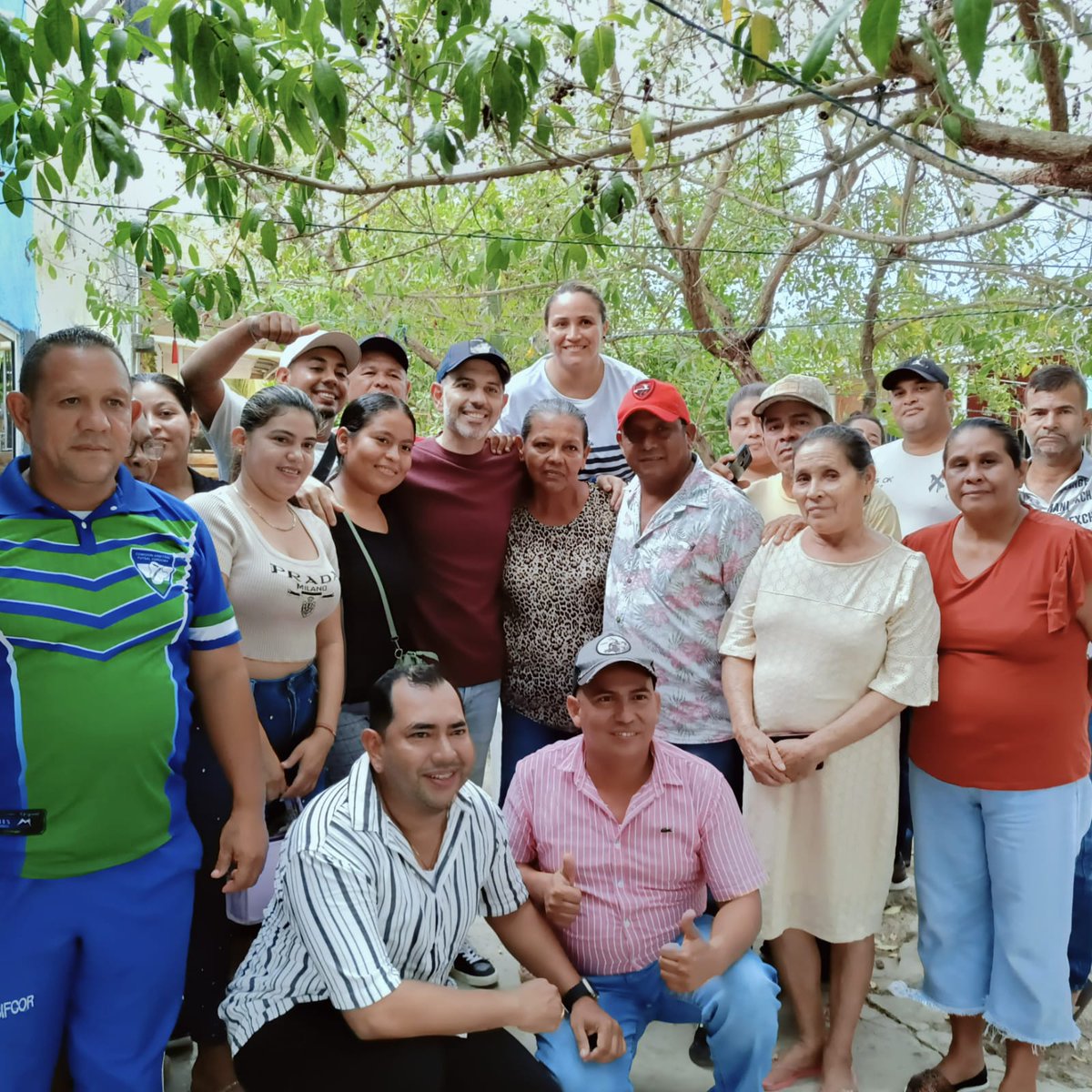 CazaNoticias11's tweet photo. Se metió #PapiEdgardo hacer desastre a la comuna 6, está dando duro con el #Fuete y #Lapicero; hoy visitó @a2oliverAvila y @Richard050989 en el barrio #NuevaBelen. #SeMueveLaCosaPolitica ! https://t.co/puvYf2Vlg0