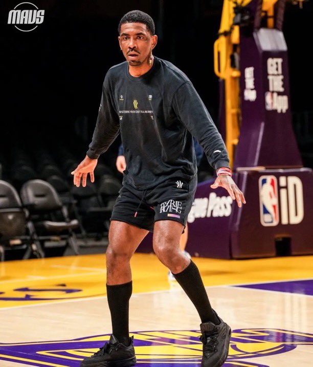 Kyrie with a new look 👀

(h/t <a href="/kyriecenterig/">Kyrie Center</a>)