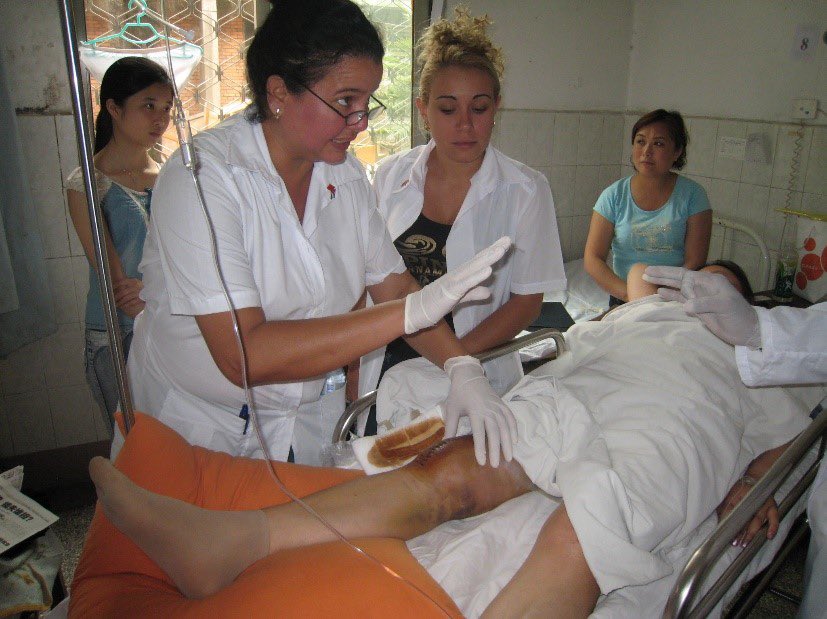 我们不会忘记2008年中国四川地震后古巴医疗队向中国人民伸出援手。No olvidaremos que la brigada médica cubana echó la mano de ayuda al pueblo chino tras el terremoto de 2008 en Sichuan.