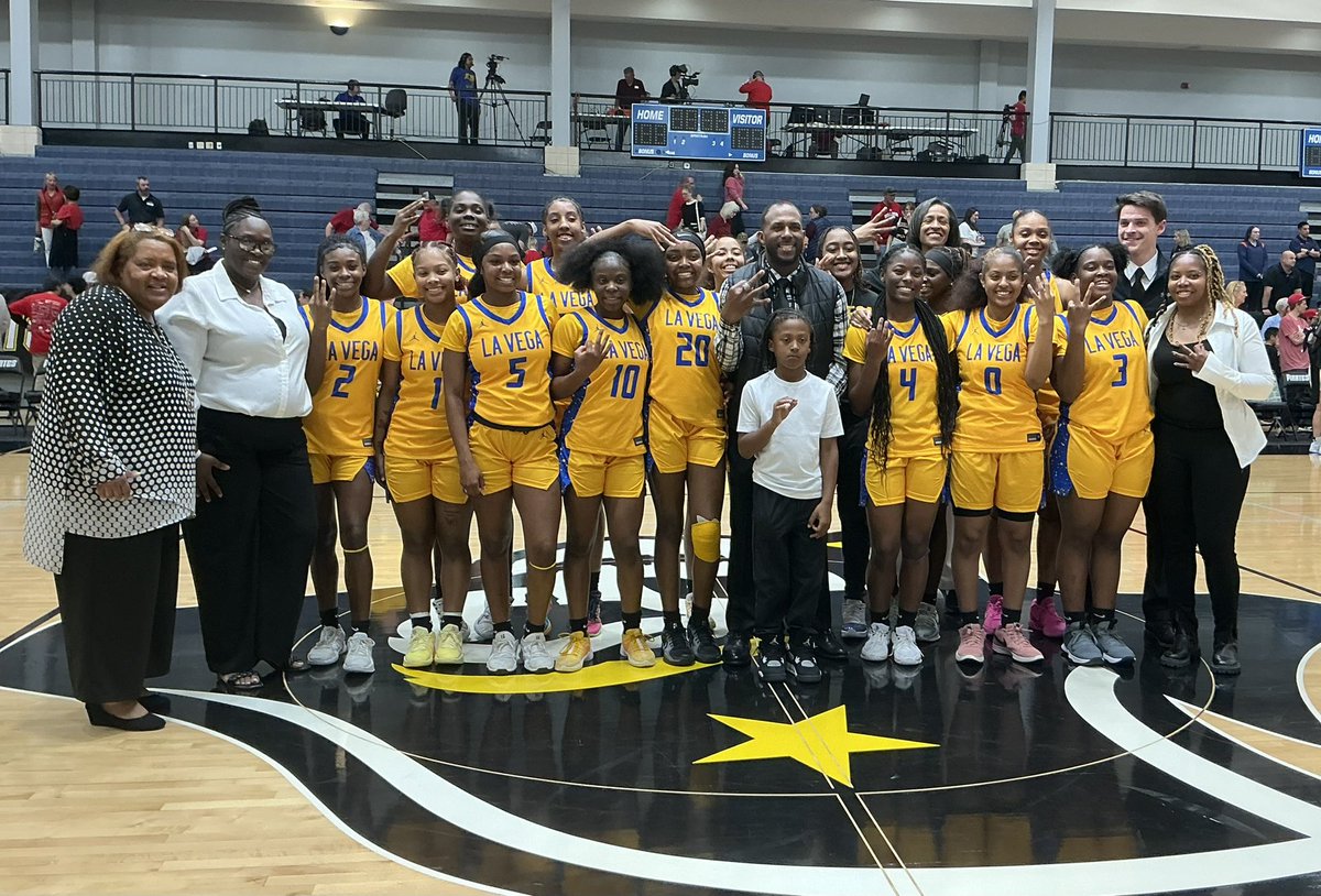 ROUND 6️⃣ US PLEASE‼️

Lady Pirates are headed back to San Antonio for the 3rd consecutive year in a row 🔥🔥

#2 La Vega 5️⃣2️⃣
#6 Fredericksburg 3️⃣5️⃣

<a href="/ce_mariaaa/">CeMaria Kelly 4</a> 14 Pts
<a href="/SolangeLoadholt/">Solange’ Loadholt</a> 11 Pts

4A D1 State Final vs Decatur this Friday night 7pm at the Alamodome! 

#1Left