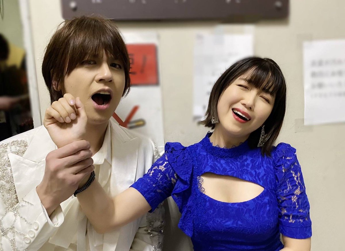 seikoniizuma's tweet photo. この写真だけ載せとこ。
初演「王家の紋章」で惜しくもカットされた幻の名シーン「腕が…腕が折…れ…た…」を再現するキャロ子とケンフィス。昨夜はマモミルの「メンフィース！！」ぶっ込みに袖で爆笑(引き笑い)しすぎてスタッフさんに「シー🤫」ってちょっと怒られたのは私です… https://t.co/tFa6PYXuS9