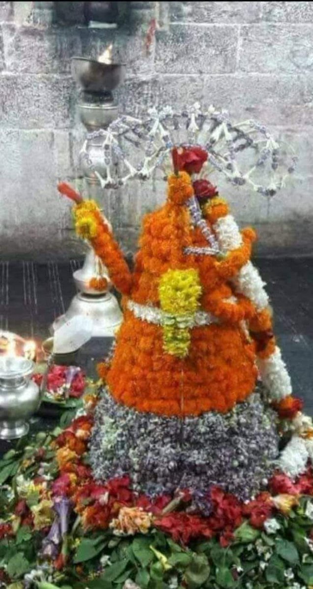 T_N_Sada's tweet photo. कर्पूरगौरं करुणावतारं संसारसारम् भुजगेन्द्रहारम् ।
सदावसन्तं हृदयारविन्दे भवं भवानीसहितं नमामि ॥ 
आप सभी को #देवाधिदेव_महादेव और #जगतजननी_मॉं_पार्वती की आराधना के पवित्र पर्व #महाशिवरात्रि के अवसर पर #हार्दिक_बधाई_और_शुभकामनाएं !!
#देवाधिदेव_महादेव और शक्ति की जननी #मॉं_पार्वती की कृपादृष्टि हम सबों पर बनी रहे !!🙏

#शिवऔरशक्तिस्थलबैद्यनाथधाम !! 🙏