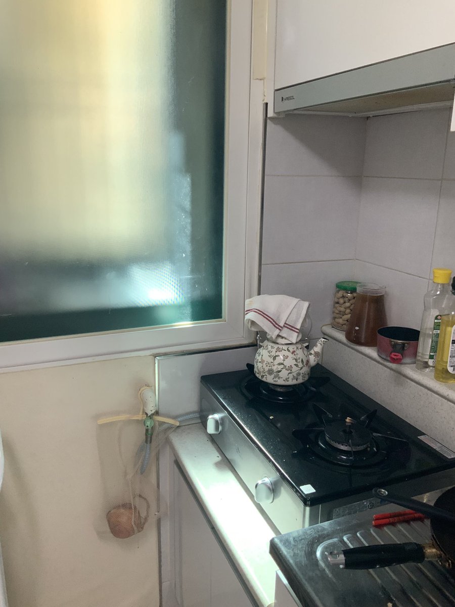 tealy___'s tweet photo. 오늘 기분좋은 주방 풍경. 더럽지만, 뭐 청소하기엔 내가 게으르고 인스타도 아니고 인스타여도 이게 내가 사는 곳이니까 사랑합니다. 셋 중 어떤걸 골라서 간략히 그릴지 고민 중임 https://t.co/aVGk6PhNGv
