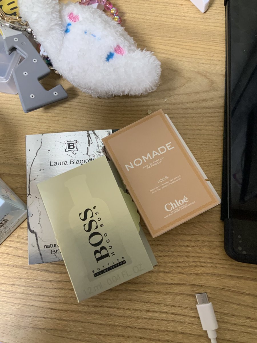 tealy___'s tweet photo. 모임에서 지인 언니 분이 협찬받았다고 나눠주신 향수 샘플러랑 (안찍었는데 짱 비싸고 이쁜 향초도 있음) 핸드폰 스트랩… 받기만 해서 민망했지만 처음엔 드로잉 모임이었다가 지금은 수다 모임이지만 오래 가서 너무 좋아 😊😊😊 언젠가 할머니 되도 만나고 싶은 사람들… https://t.co/DMbNtYJmSe