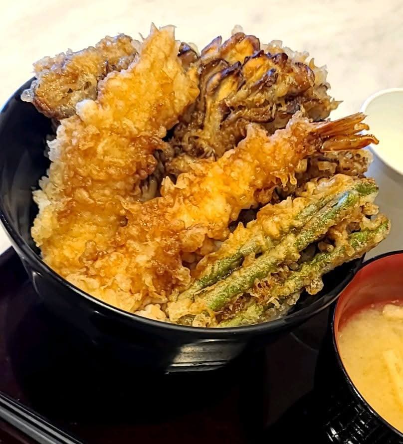 taka_toshi's tweet photo. 飯テロ。
「木枯し紋次郎」って、上州の更に上方、赤城山から相馬榛名山を過ぎた谷川岳から三日月地区あたりの出身、主にグンマーから東海道にかけて活躍した博徒、侠客なんですけど、そのグンマーは妙義山のまいたけ天丼です。(関越自動車道) https://t.co/E5Um7GsAtV