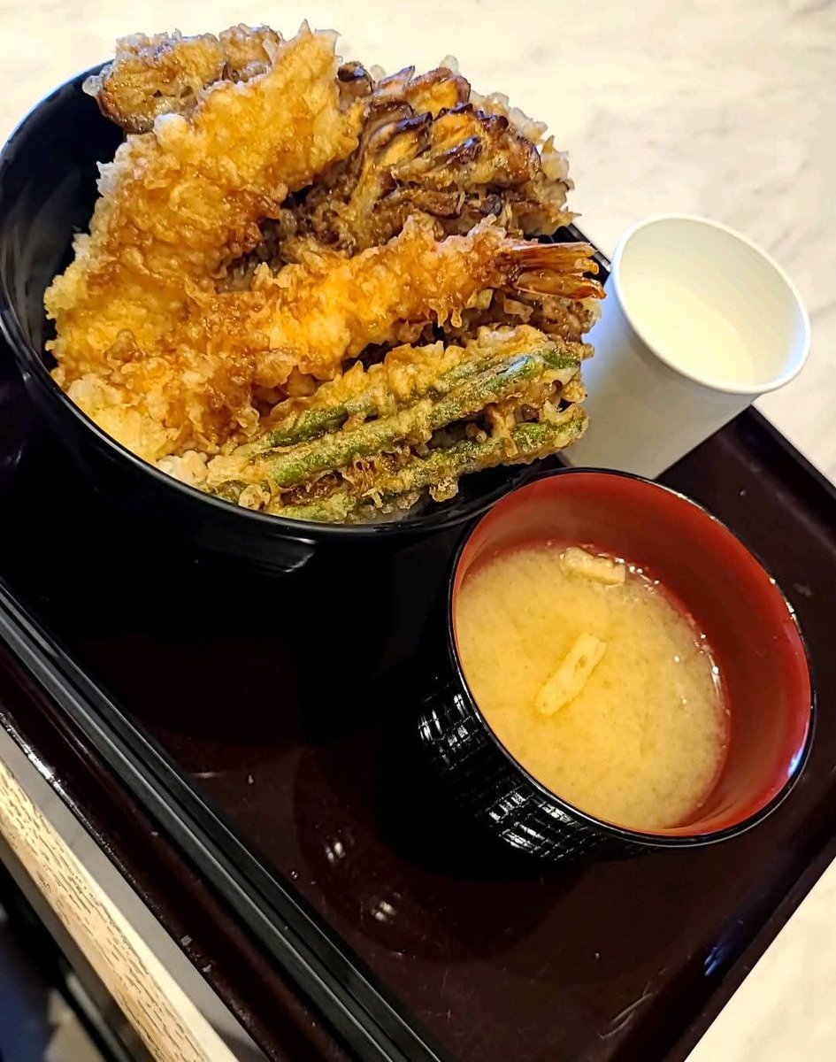 taka_toshi's tweet photo. 飯テロ。
「木枯し紋次郎」って、上州の更に上方、赤城山から相馬榛名山を過ぎた谷川岳から三日月地区あたりの出身、主にグンマーから東海道にかけて活躍した博徒、侠客なんですけど、そのグンマーは妙義山のまいたけ天丼です。(関越自動車道) https://t.co/E5Um7GsAtV