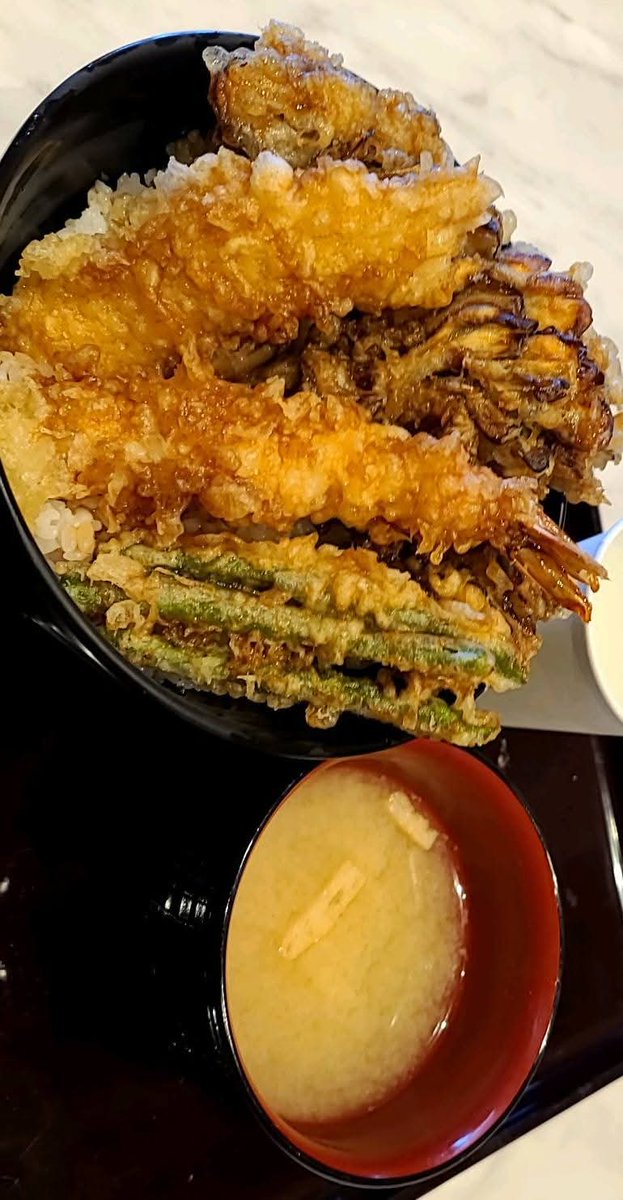 taka_toshi's tweet photo. 飯テロ。
「木枯し紋次郎」って、上州の更に上方、赤城山から相馬榛名山を過ぎた谷川岳から三日月地区あたりの出身、主にグンマーから東海道にかけて活躍した博徒、侠客なんですけど、そのグンマーは妙義山のまいたけ天丼です。(関越自動車道) https://t.co/E5Um7GsAtV