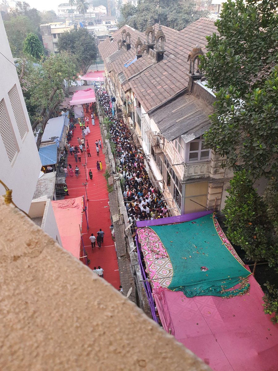 LordKjp's tweet photo. Happy Shivratri, Babulnath Temple, Chowpatty, Mumbai. #HarHarMahadevॐ https://t.co/GcwIibR3B6