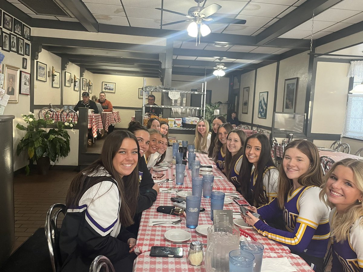 First round of playoffs started off with an incredibly yummy team dinner at Maria's family restaurant, Scarsella’s, and ended with a win!

Thank you to Maria's entire family for the warm hospitality tonight.💜💛