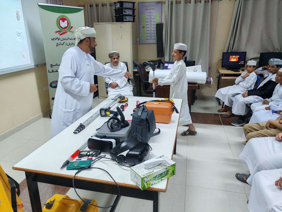EduGovNsq6103's tweet photo. نفذ أمس(برنامج استضافة) الذي تقيمه أسرة الدراسات الاجتماعية وبإشراف الأستاذ حمود الدرعي ورقة (الجغرافيا والتقنيات الحديثة)تقديم الأستاذ أحمد الحجري وذلك بهدف إطلاع طلاب المدرسة على أحدث الأجهزة و التقنيات الحديثة المستخدمة والطرق العلمية في إعداد الرسومات المساحية و إصدار الخرائط https://t.co/B3ZKSBAeJp