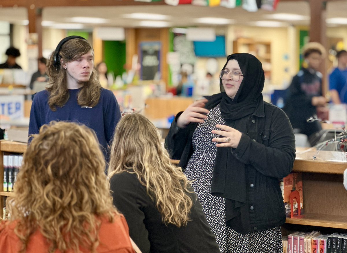 snapshoted's tweet image. Loved hearing our innovative, hard-working teachers and members of our iTeam share the incredible opportunities they create for our students during an Apple Distinguished Schools site visit! #olchspride #AppleEDU