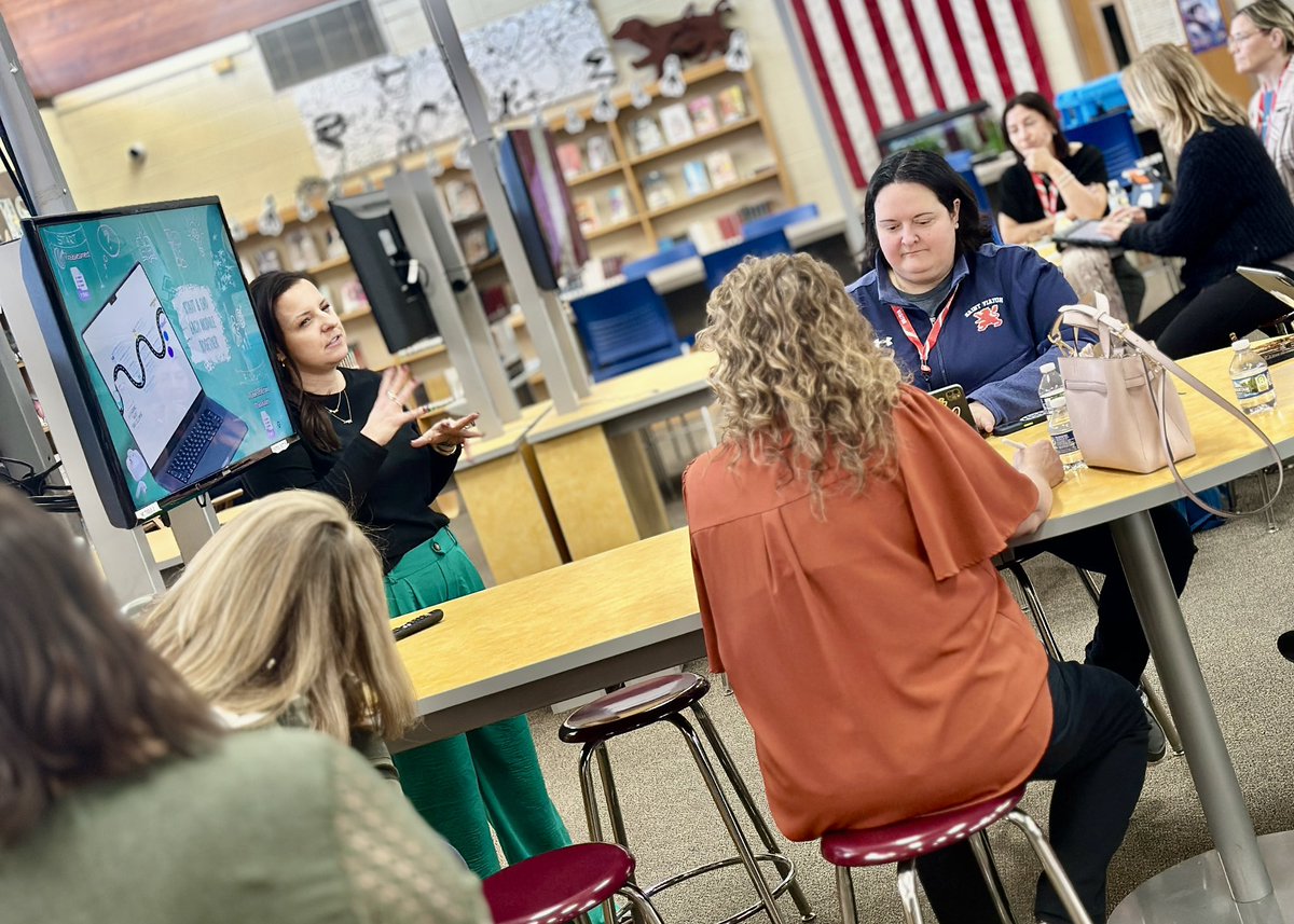 snapshoted's tweet image. Loved hearing our innovative, hard-working teachers and members of our iTeam share the incredible opportunities they create for our students during an Apple Distinguished Schools site visit! #olchspride #AppleEDU