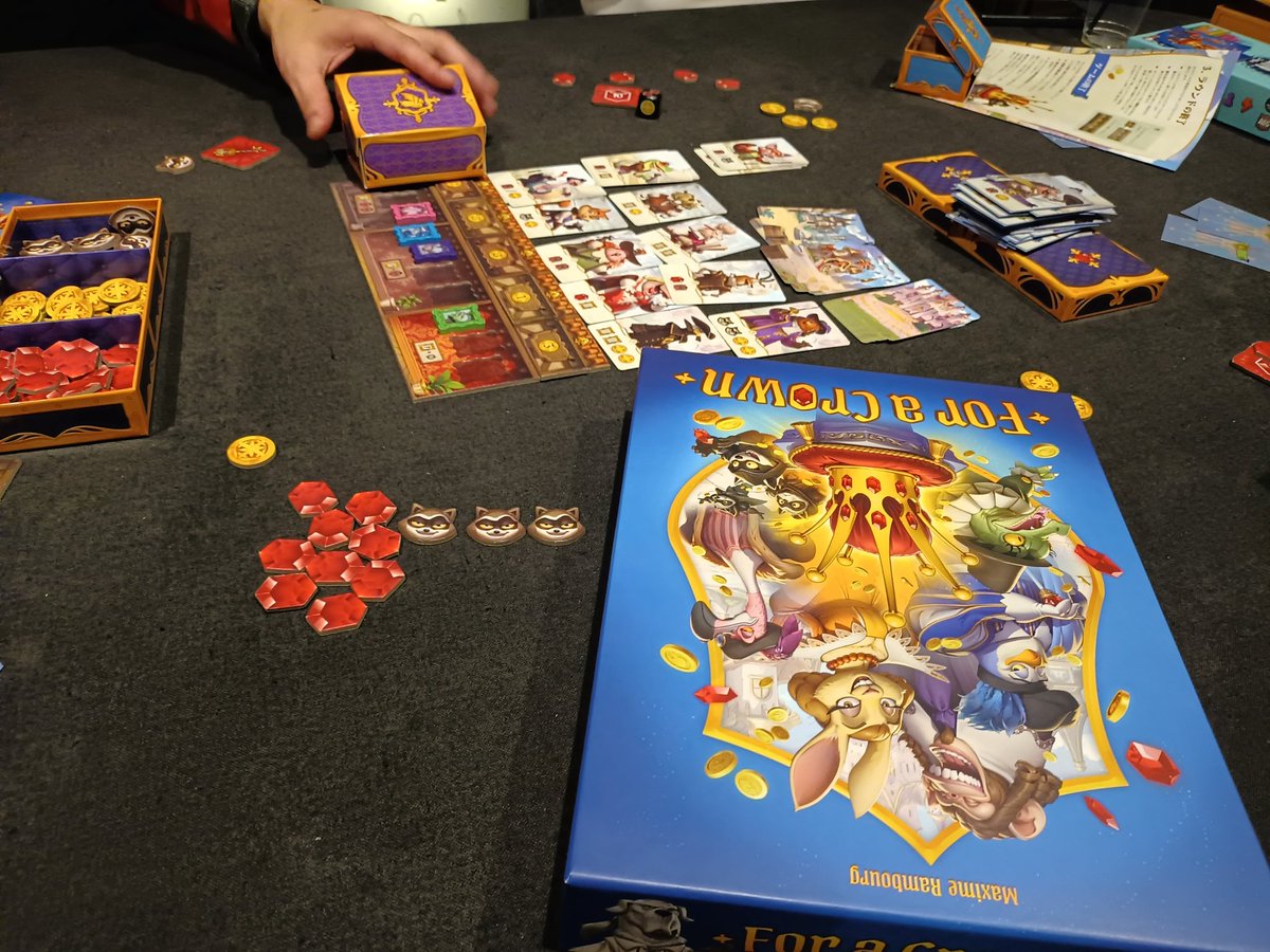 issei2tabata826's tweet photo. #ForaCrown
全員で1つのデッキを構築するパーティーゲーム。隠匿情報の得点を獲得したり失わせたりする効果のカードをデッキに忍ばせていく。捲れた時点で攻撃対象を選ぶのだけれど「私じゃない!あの人が伸びてますよ!」といった言葉が飛び交う。終盤で静かになっていったゆれひさんが面白かった。 https://t.co/SjSpUPTQSM