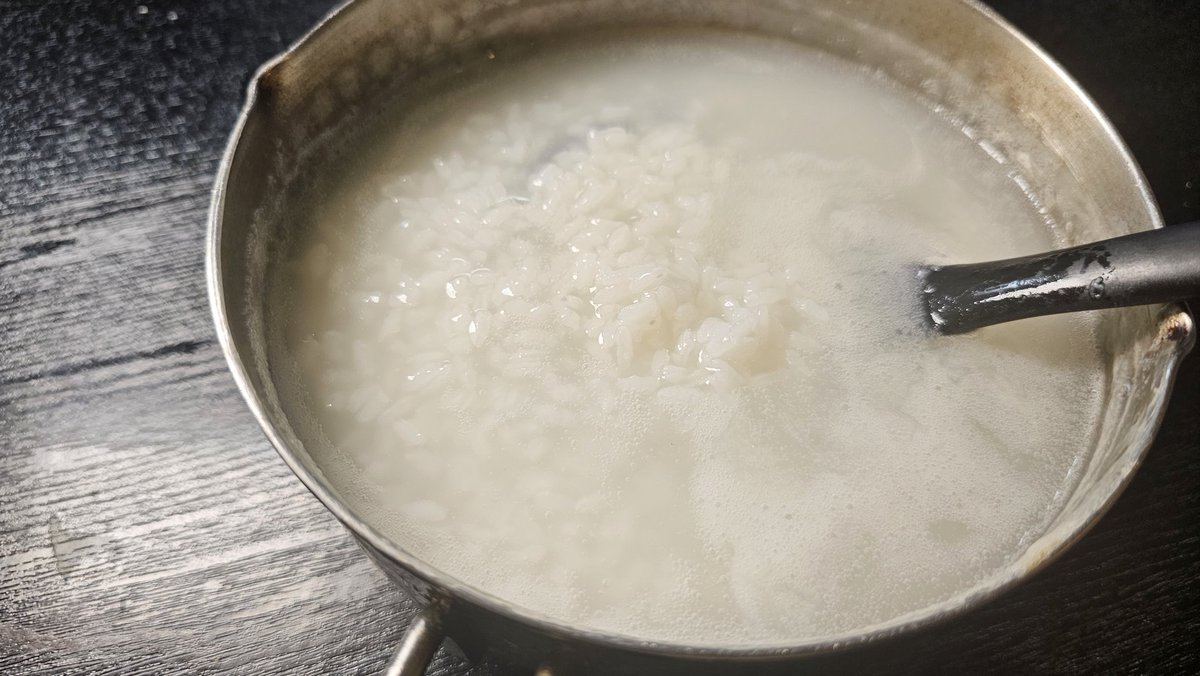 ore825's tweet photo. 胃腸炎が流行ってるので超簡単で旨いおかゆの作り方置いときますね

850ccの水を沸かし洗った米1合、昆布だし(またはほんだし)小匙1入れ中火で20分～25分、以上

おかゆは水分が多く、これだけで三人前出来て鬼コスパ、ヘルシー、減塩のスーパーフード

塩だけで旨いけど梅干や納豆、小松菜合います https://t.co/zxpWbCYdNv
