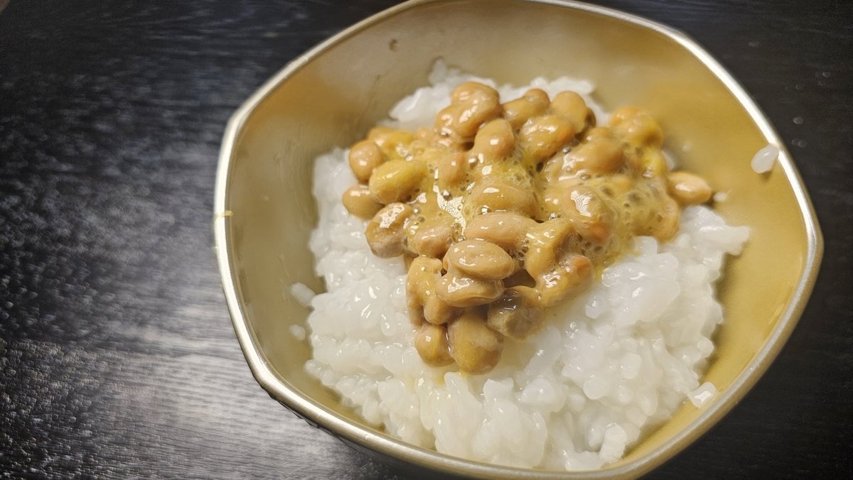 ore825's tweet photo. 胃腸炎が流行ってるので超簡単で旨いおかゆの作り方置いときますね

850ccの水を沸かし洗った米1合、昆布だし(またはほんだし)小匙1入れ中火で20分～25分、以上

おかゆは水分が多く、これだけで三人前出来て鬼コスパ、ヘルシー、減塩のスーパーフード

塩だけで旨いけど梅干や納豆、小松菜合います https://t.co/zxpWbCYdNv