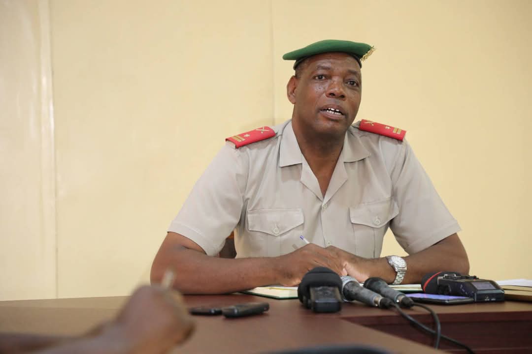 IntumwaNews's tweet photo. "L’armée burundaise, héritière de l’esprit de #Ntare_Rushatsi, incarne la puissance et la vigilance ! Sous le symbole du lion, nos soldats sont prêts à défendre chaque centimètre de notre territoire. Aucun adversaire ne troublera notre paix : quiconque ose menacer le #Burundi sera neutralisé avec fermeté" Le Général @baratuza2000 , porte-parole de la @fdnbbi .