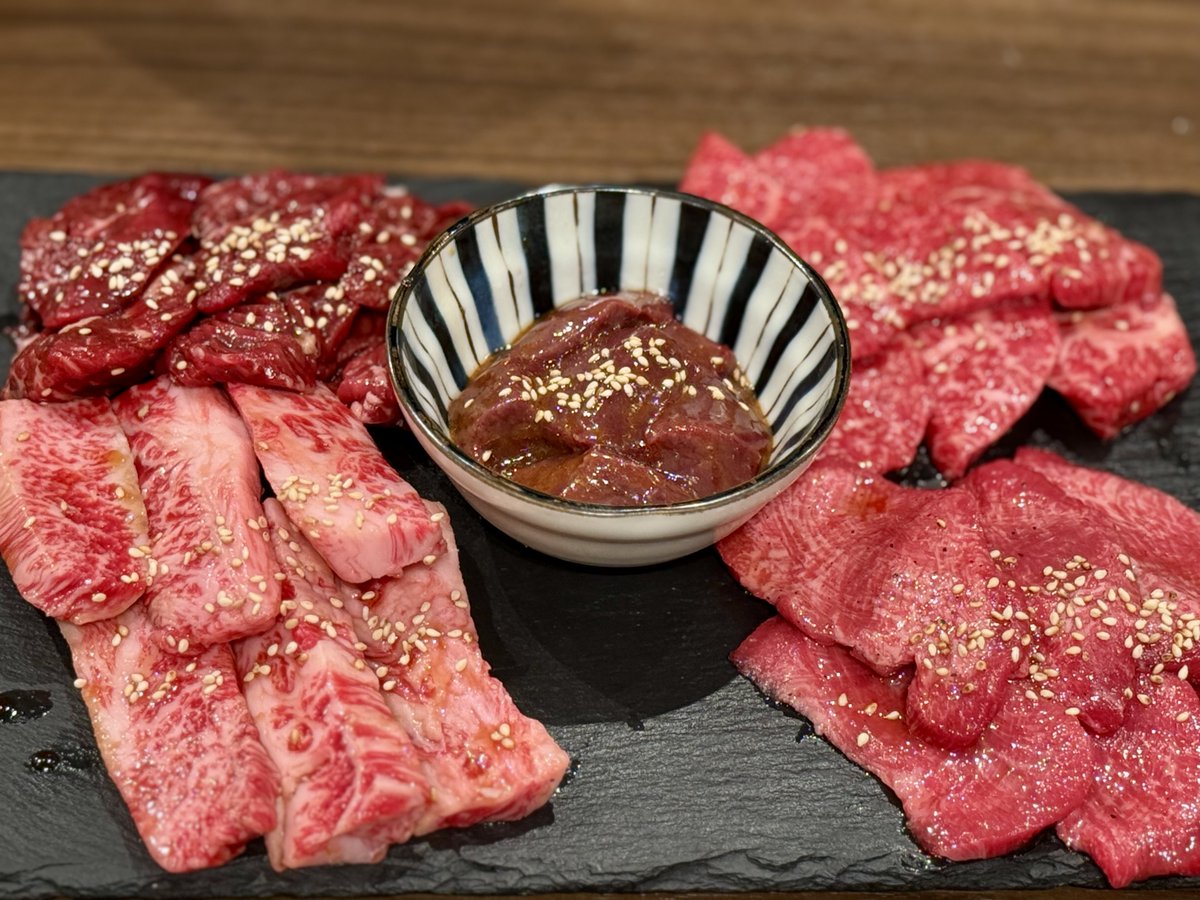 umeservice02's tweet photo. 【焼肉食堂こころ   檸檬堂本店】 
シャトーブリタン、牛タンのタン下一本焼き、 牛タンの石焼煮込み、 ハラミ、カルビ、レバーシャブ、どれも絶品。
スタッフさんもイキイキとした雰囲気で気持ちが良い��。
お肉の質、接客、空間‥全て良しで、心からおすすめしたいお店！

場所：溝の口駅徒歩１分 https://t.co/VWp50uSl2D