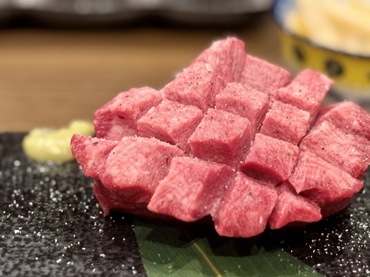 umeservice02's tweet photo. 【焼肉食堂こころ   檸檬堂本店】 
シャトーブリタン、牛タンのタン下一本焼き、 牛タンの石焼煮込み、 ハラミ、カルビ、レバーシャブ、どれも絶品。
スタッフさんもイキイキとした雰囲気で気持ちが良い��。
お肉の質、接客、空間‥全て良しで、心からおすすめしたいお店！

場所：溝の口駅徒歩１分 https://t.co/VWp50uSl2D