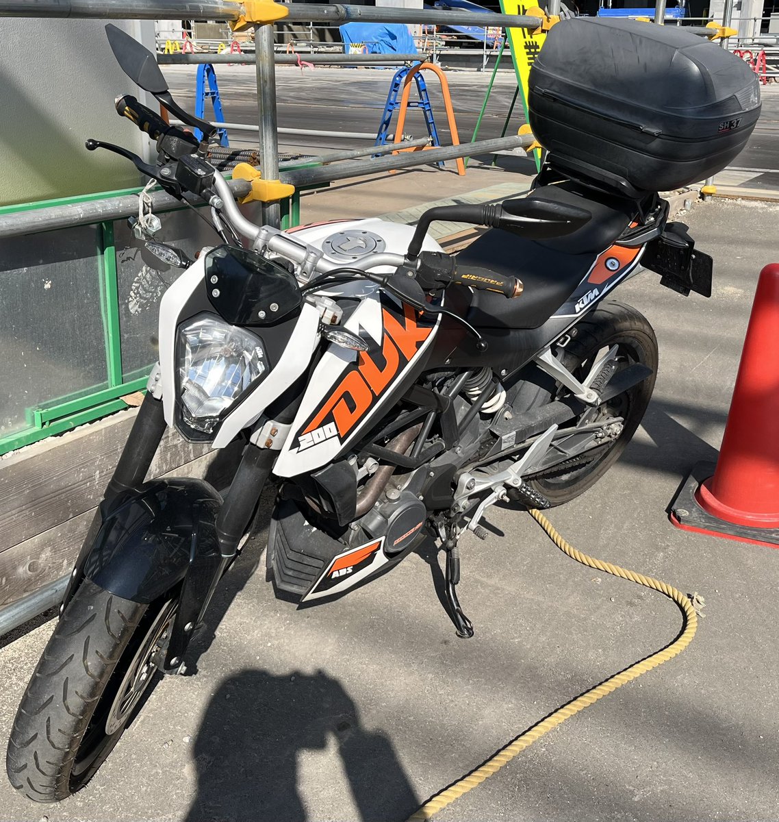 ktm8194's tweet photo. 我が愛機はグルメなのでハイオクしか受け付けません。
午前中に現場近くのガソリンスタンドで給油したら、単価194円でした。
まだ上がるのかしら?
#KTM
#DUKE200
#2013年式
#現場勤務 https://t.co/P2Nc19djCl