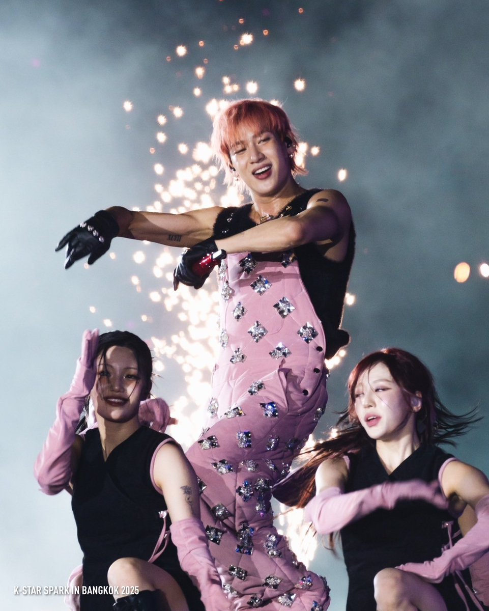 BAMBAM ที่ราชมังอีกครั้ง! บอกเลยว่ายิ่งใหญ่! ร้อนแรง! จัดเต็มทุกstage🔥 
ในงาน “k-star spark in bangkok 2025”💫

#KStarSparkConcert
#DPRIAN #BAMBAM #BamBam #뱀뱀 #DAESUNG #MINNIE #민니 #GIDLE #GDRAGON