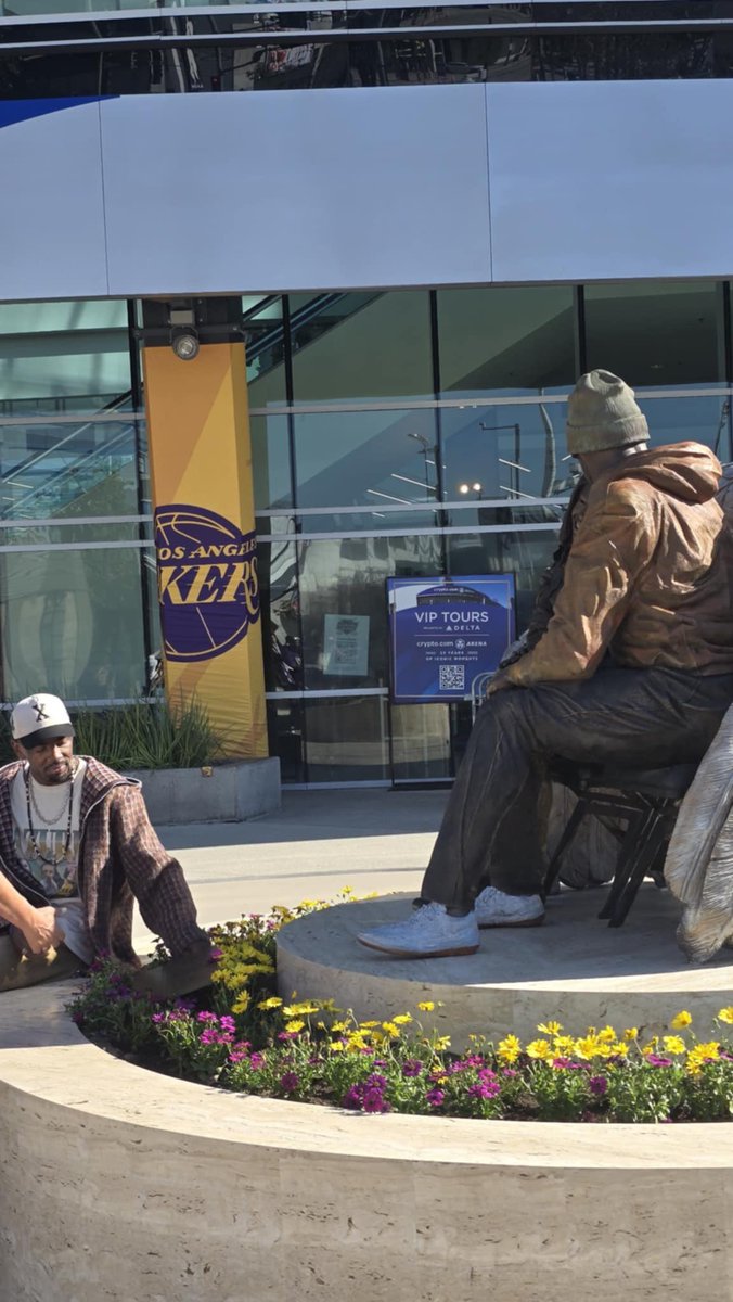 ClutchPoints's tweet photo. Kyrie Irving stopped by the Kobe and Gigi Bryant statue outside of Crypto Arena ahead of the Mavs-Lakers game tonight 💜💛

(via @DarrenMHaynes) https://t.co/xnZnA8oCTp