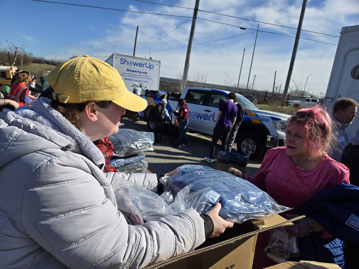 KhalsaAidUSA's tweet image. Khalsa Aid Tennessee partnered with ShowerUp in Nashville to distribute coats and hygiene kits to the unhoused community, ensuring they stay warm and cared for this winter.

#winteressentials #hygieneessentials #tennessee #volunteers #khalsaaidusa #khalsaaid