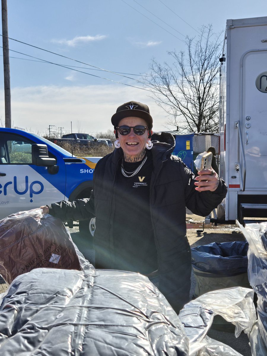 KhalsaAidUSA's tweet image. Khalsa Aid Tennessee partnered with ShowerUp in Nashville to distribute coats and hygiene kits to the unhoused community, ensuring they stay warm and cared for this winter.

#winteressentials #hygieneessentials #tennessee #volunteers #khalsaaidusa #khalsaaid