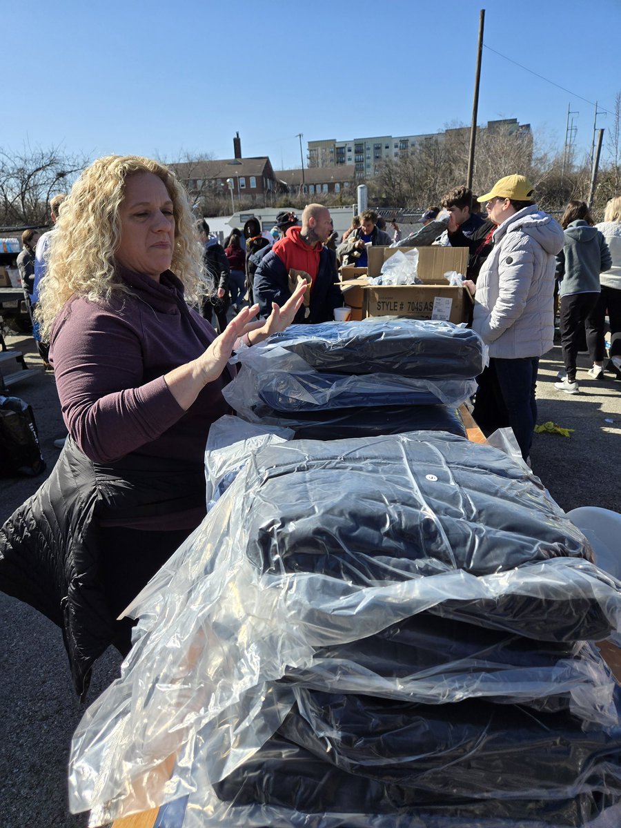 KhalsaAidUSA's tweet image. Khalsa Aid Tennessee partnered with ShowerUp in Nashville to distribute coats and hygiene kits to the unhoused community, ensuring they stay warm and cared for this winter.

#winteressentials #hygieneessentials #tennessee #volunteers #khalsaaidusa #khalsaaid