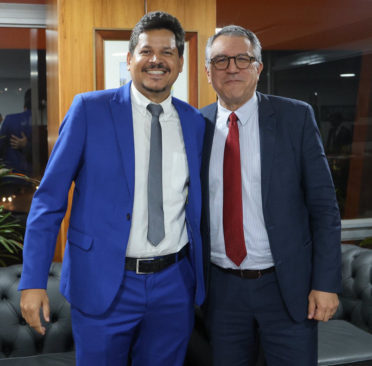 daniel_sucupira's tweet photo. Valeu, ministra @nisia_trindade , por sua dedicação e compromisso com a saúde. Boa sorte na nova missão, @padilhando ! Sei que você tem competência e habilidade para conduzir este ministério, que é tão essencial para o povo brasileiro. https://t.co/3TEACFcbdv