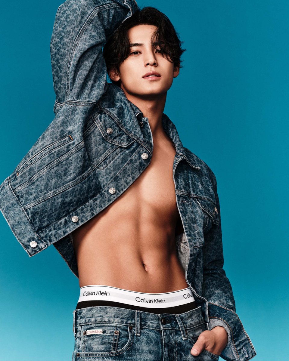 CalvinKlein__JP's tweet photo. 圧倒的な存在感。
デニムを纏うMINGYU／ミンギュ。
全身に施されたCalvin Kleinエンブレムが、その魅力を際立たせる。 https://t.co/yKq6ZA8CGm