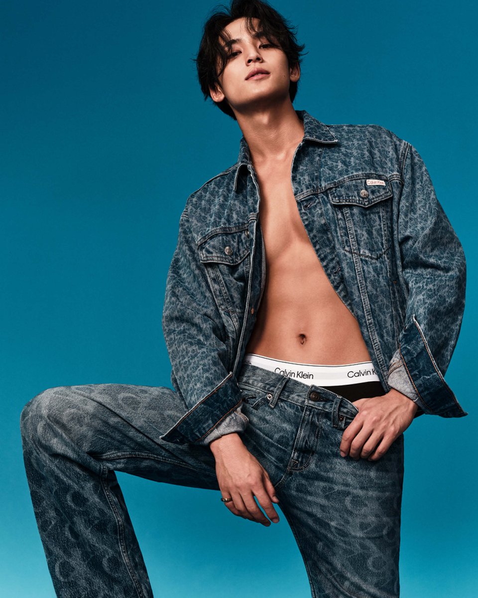 CalvinKlein__JP's tweet photo. 圧倒的な存在感。
デニムを纏うMINGYU／ミンギュ。
全身に施されたCalvin Kleinエンブレムが、その魅力を際立たせる。 https://t.co/yKq6ZA8CGm