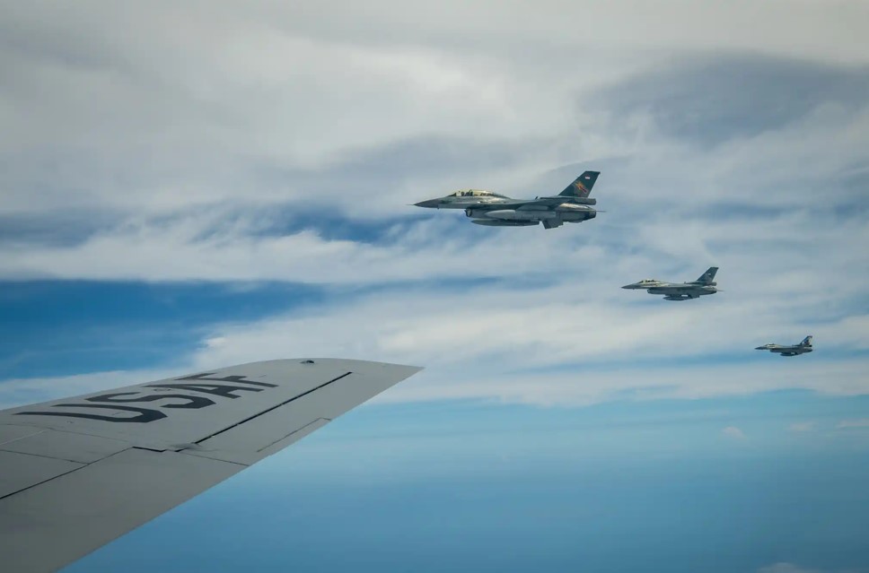 JointBasePHH's tweet image. #aroundtheglobe @HiAirGuard Airmen participated in air-to-air refueling training with the Indonesian Air Force strengthening #interoperability, #operationaleffectiveness &amp;amp; #regionalsecurity efforts between the two forces in Denpasar, Indonesia, Feb. 17-21 dvidshub.net/r/bdqn4t