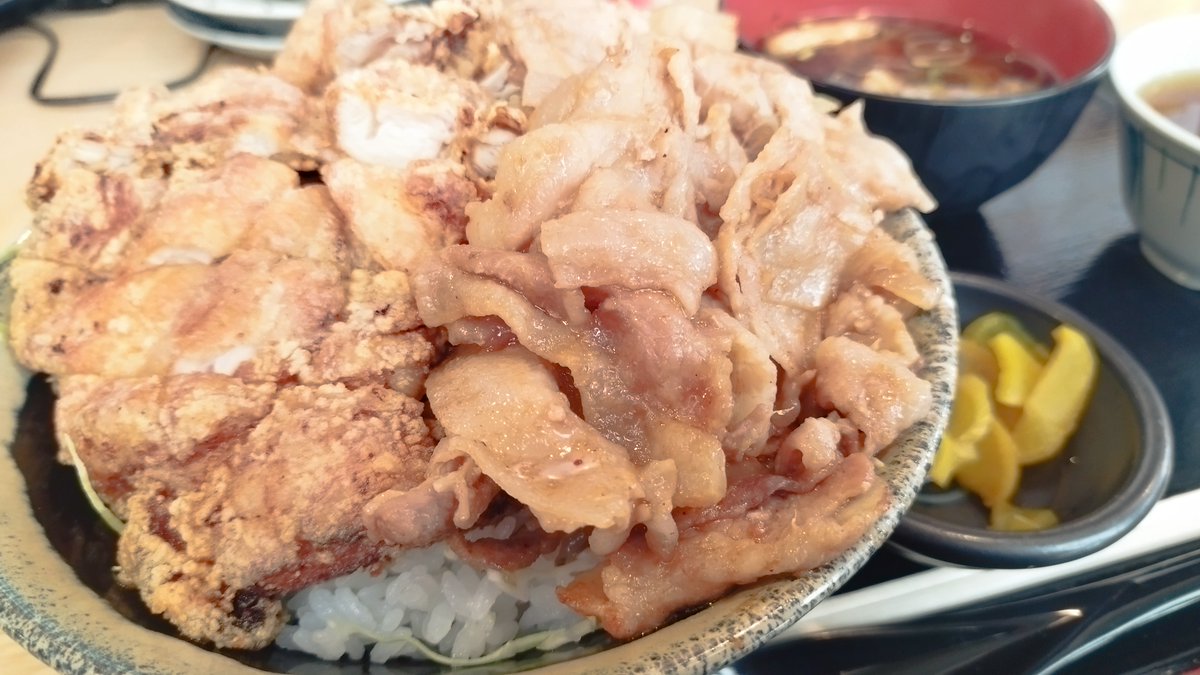 信州ゴールデン新館の「５００円でどうずら！？」特別メニュー、山賊焼きと生姜焼きの丼です。味噌汁とお新香付き。最初、なめて言ったらちょっと食べきるのがしんどくて、２回目の来店は少しお腹をすかせて行きました。
これで、５００円！　コスパ最高です！！