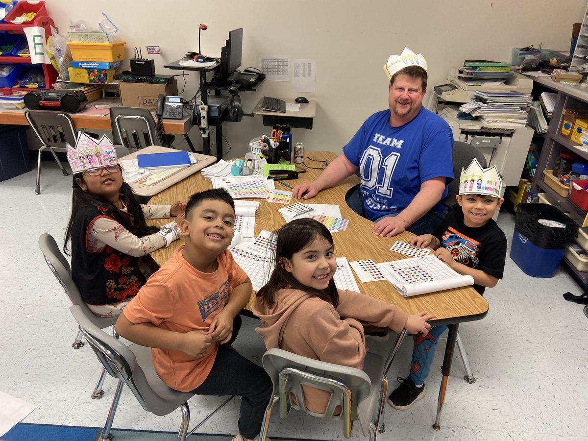 Dr_Mihalik's tweet image. All smiles for the 100th Day of School in Mr. Pearson’s Class 💯 #100thDayOfSchool