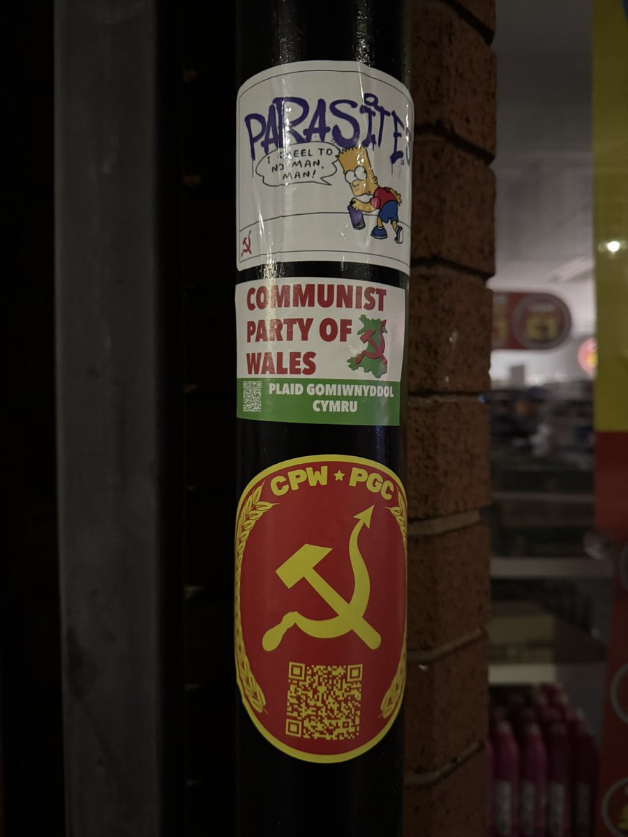 WelshUGN's tweet photo. Activists from the Welsh Underground Network hit Pontypridd tonight with Republican messages - ready to greet William Windsor and Kate Middleton in the morning 🚩🏴󠁧󠁢󠁷󠁬󠁳󠁿 https://t.co/QJVdO4764Q