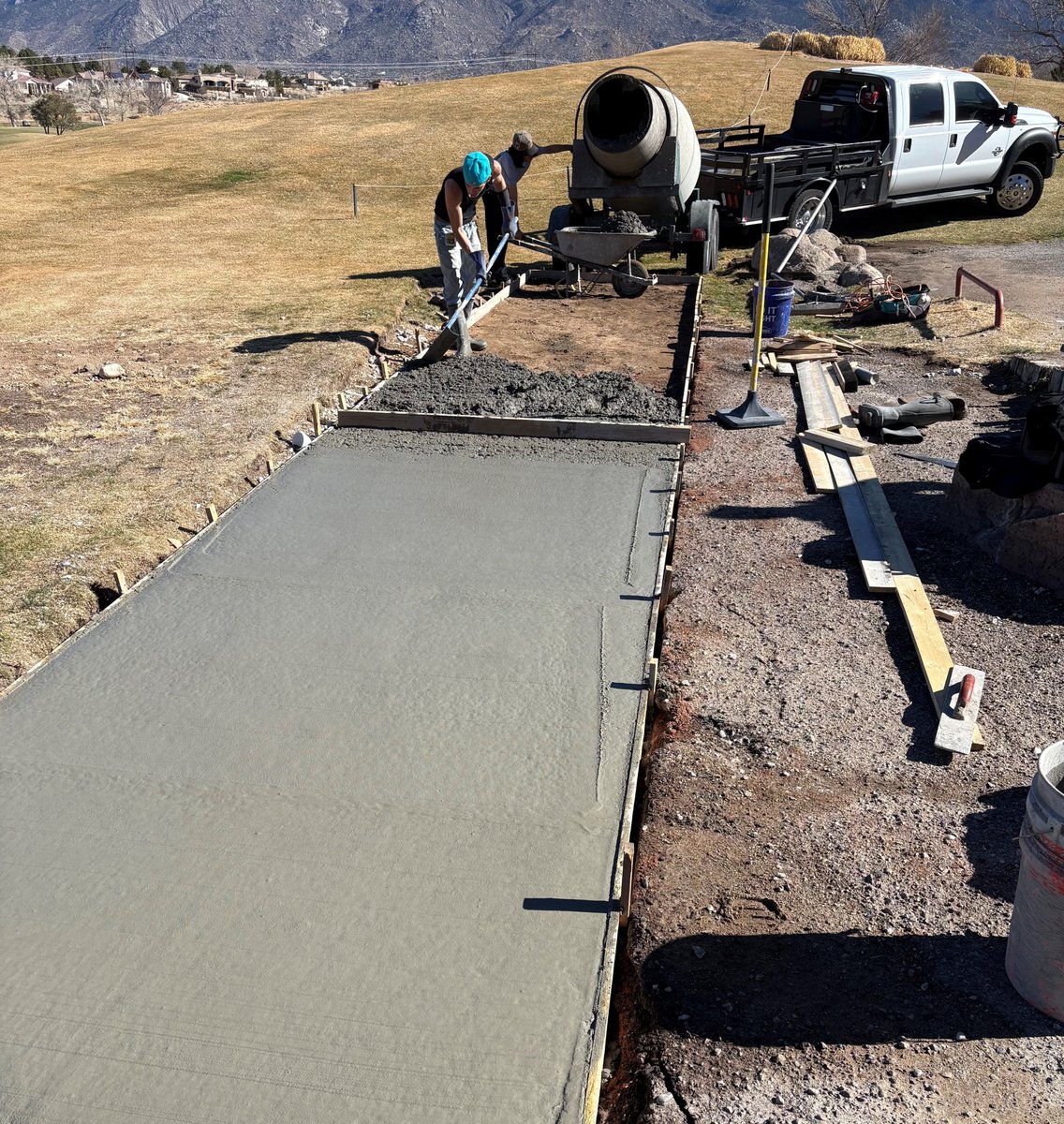 Tanoan_CC's tweet photo. Lots of progress was made today as fresh concrete was poured in front of the driving range, leveling some previously uneven services. Just one of many exciting upcoming projects at #TanoanCC! 🔨🚧🛠 https://t.co/7NQrn8kujw
