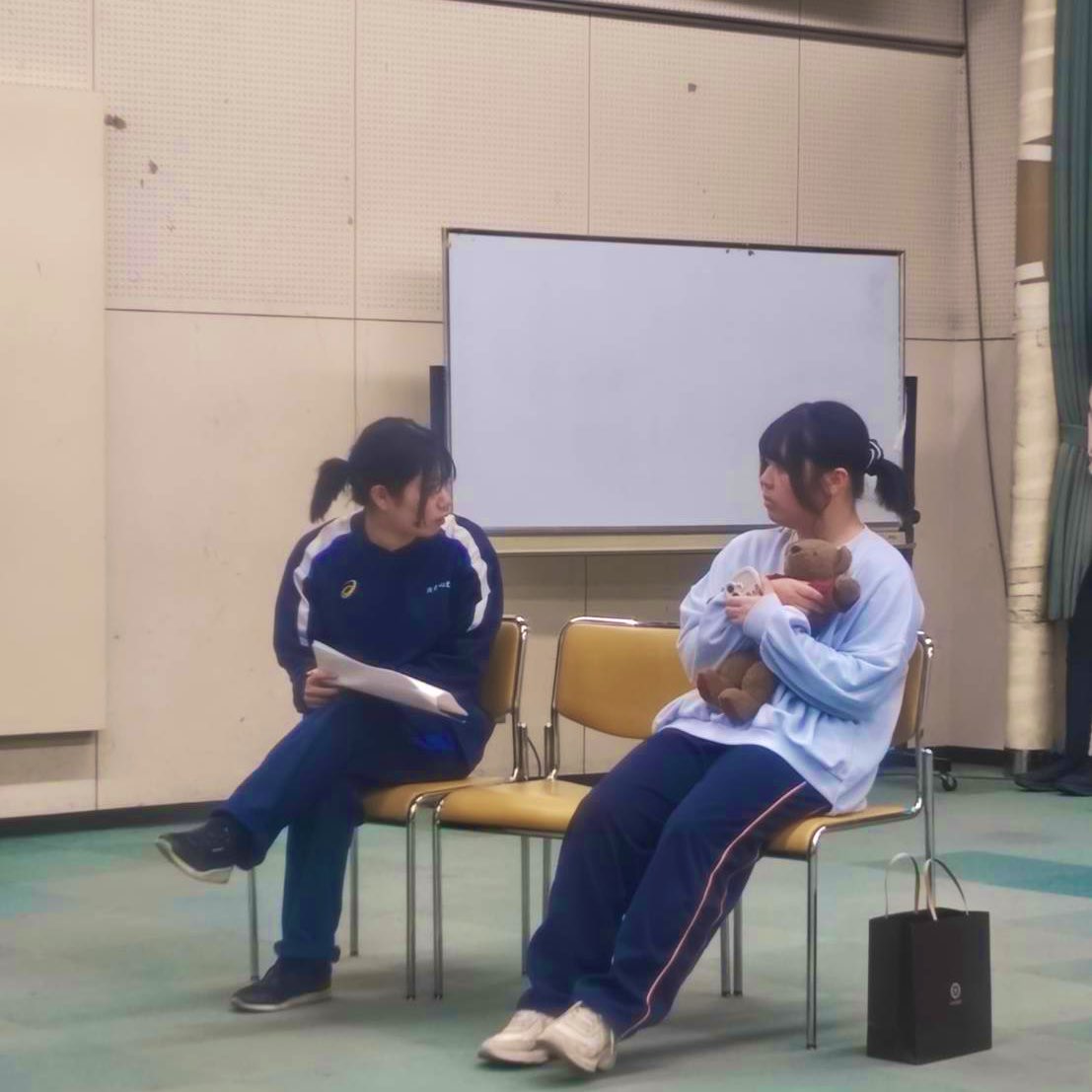 CAST_stage_t's tweet photo. 『CAST2024』16回目の稽古を行いました!!!
目線の位置など、基礎から丁寧に固めていただいています🙌
なかなか全員が稽古場に揃うのは難しいのですが、今できることを全力で頑張りたいと思います!!💪
#CAST2024
#演劇 https://t.co/aGRMFnmtMr