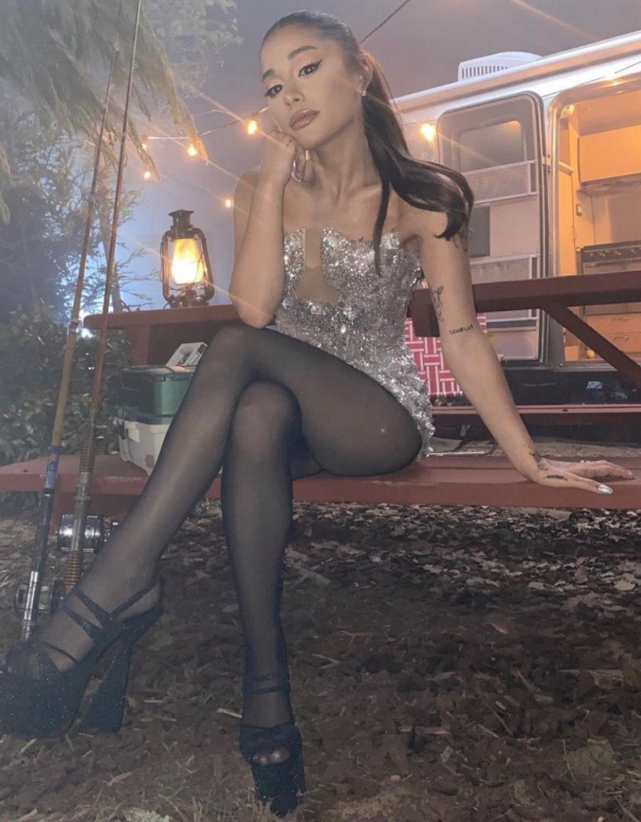 arianacraves's tweet photo. no thoughts, just ariana grande. https://t.co/VXPUPVQvph