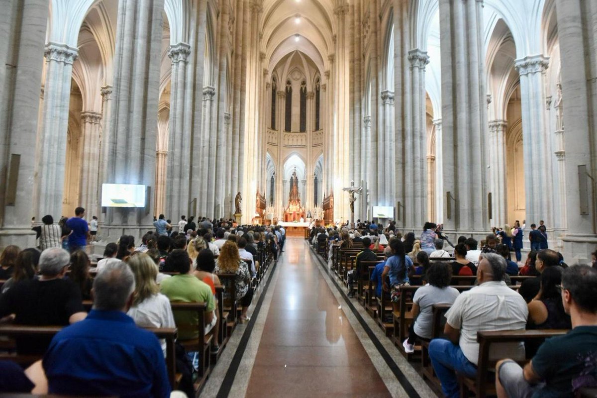 larroqueandres's tweet photo. Junto al gobernador @Kicillofok participamos de la misa encabezada por el Arzobispo de La Plata Gustavo Carrara, para pedir por la salud y pronta recuperación de nuestro querido Papa Francisco.

Fuerza Francisco, rezamos por vos, así como vos rezás por nosotros. https://t.co/3dVKUJ8IBI