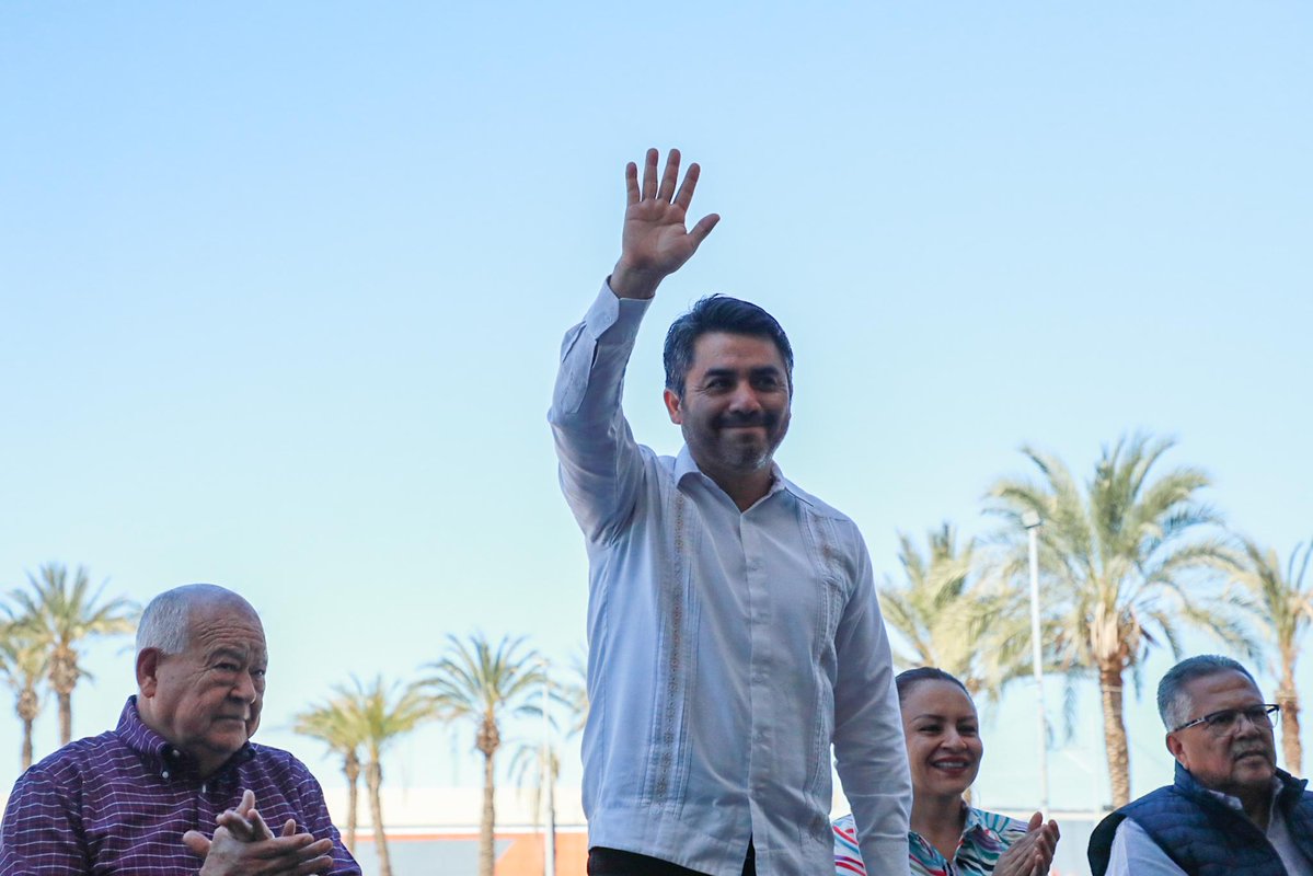 Efrainmoralesl's tweet photo. En el marco del #AcuerdoNacionalPorElAgua se firmó este convenio entre @HXVIIAyto_LaPaz y la @bcs_croc, del cual fuimos testigos, que implica usar agua tratada en actividades como la construcción para que el agua potable sea destinada a consumo humano, lo que significa priorizar el #DerechoHumanoAlAgua sobre cualquier otro uso.
@VictorCastroCos @quirogamilena_ @conagua_mx  @GobBCS
